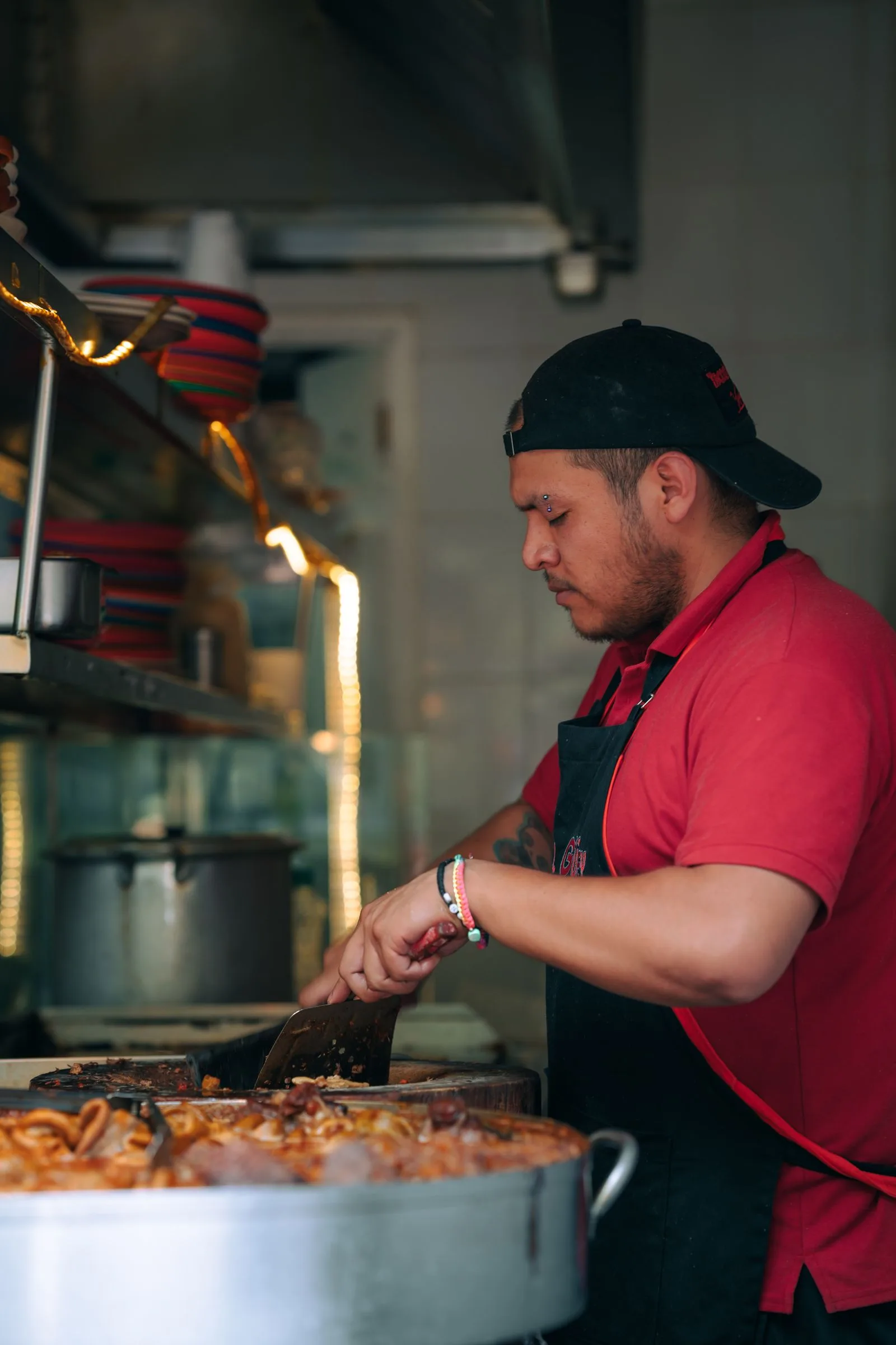 Un chef mexicano cocinando en su restaurante