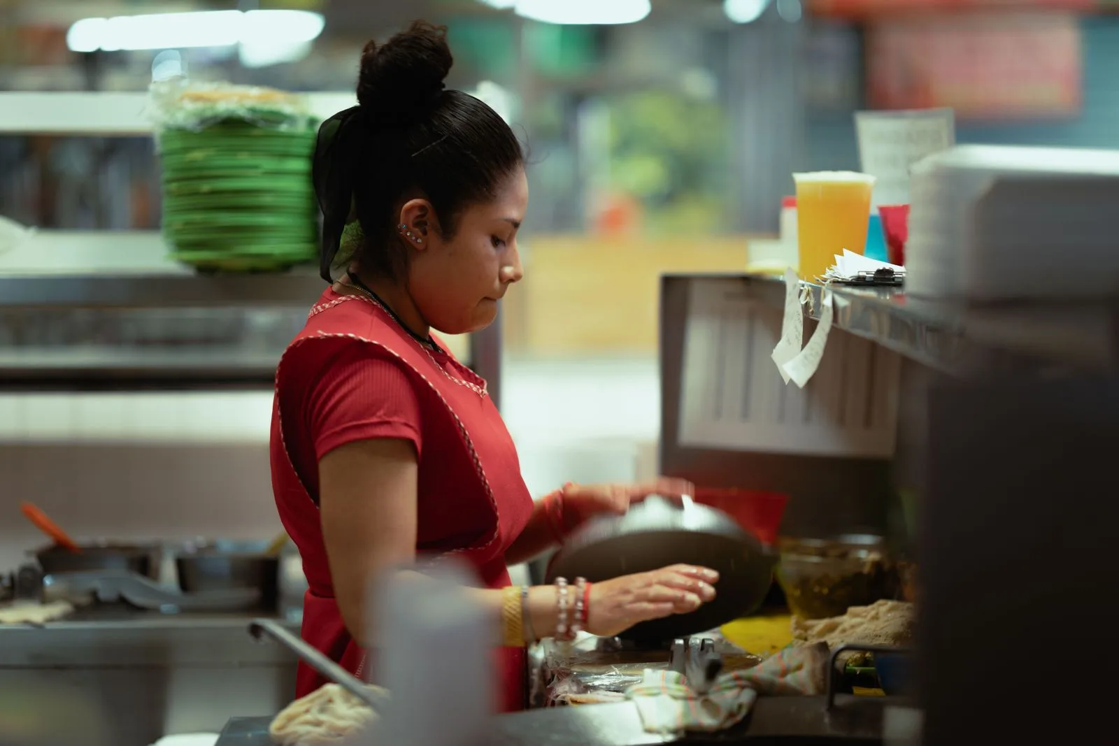 Una cocinera latina trabajando en su restaurante