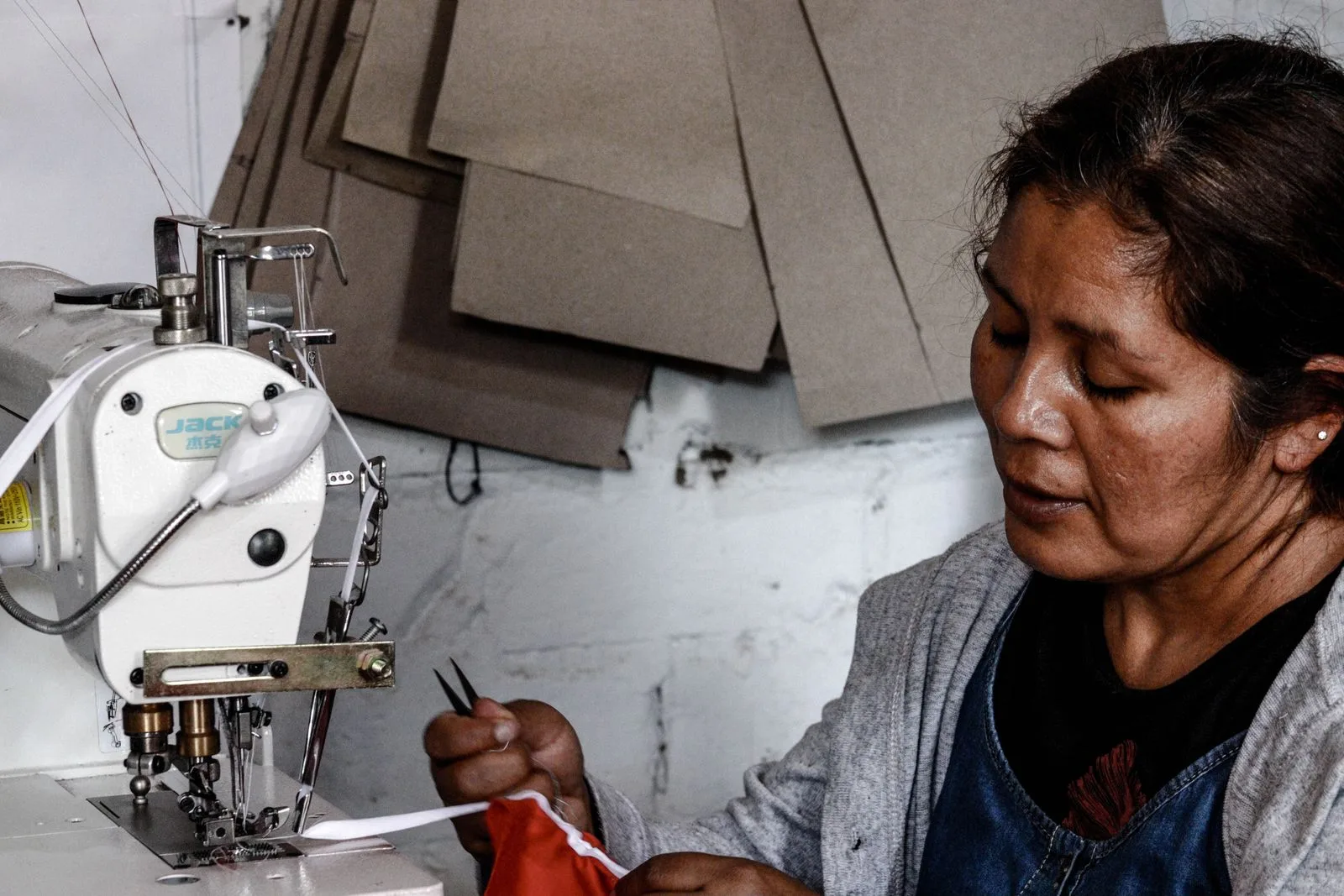 Una costurera peruana trabajando en su taller