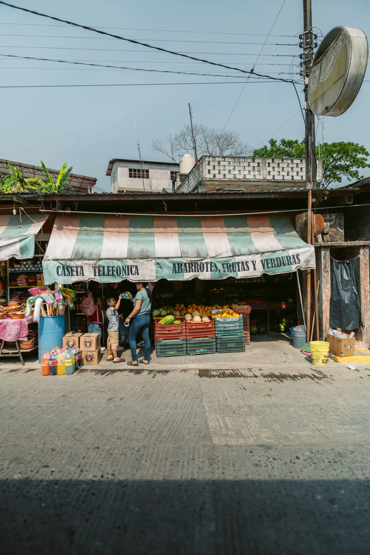 Una tienda mexicana de abarrotes, frutas y verduras