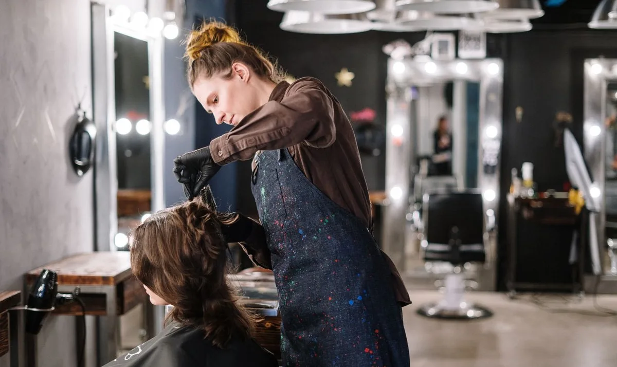 Una estilista trabajando en un salón de belleza